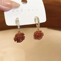 Dettaglio di orecchini a rosa in resina marrone con cerchi dorati decorati con strass - Stile rosa glitterata marrone-rosso (Perno per orecchini in argento fiore oro-caffè)