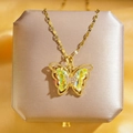Collier papillon élégant plaqué or avec cristaux jaunes irisés sur un support de présentation - Collier Papillon Coloré (différentes Couleurs Réfléchissantes)