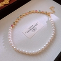 Dettaglio della collana con perle e cristalli colorati su un vassoio vintage decorativo - Collana-Oro 8mm