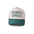 Primer plano del bordado verde en esta gorra de béisbol de algodón bicolor - Verde