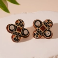 Dettaglio degli orecchini vintage con smalto nero e pietre preziose color ambra - Orecchini a Bottone Geometrici in Smalto Nero Caffè (Perno in Argento 925)