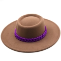 Cappello fedora in feltro marrone con ampia catena viola decorativa su sfondo bianco - M(56-58cm) / Cachi