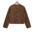 Details einer braunen Damenjacke aus Wildlederimitat mit Knöpfen und Seitentaschen - XS / Braun