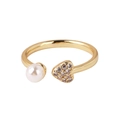 Detalle de anillo de corazón dorado con circonitas micro-pave y una perla redonda - Estilo Perla en Forma de Corazón