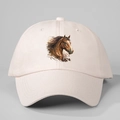 Gros plan détaillé de l'imprimé tête de cheval sur casquette de baseball en toile beige - Beige