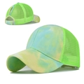 Gorra tie-dye de malla para coleta en verde neón y azul con cierre de velcro ajustable - Tie-Dye Verde