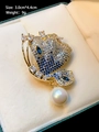 Makroaufnahme einer luxuriösen Gold-Schmetterlingsbrosche mit blauen Steinen und Perlen - Blauer Schmetterling mit Perle (TB1557)
