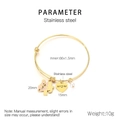 Macro-detail van de MOM-hartbedel en parel op gouden roestvrijstalen verstelbare armband - Roze Moeder-Kind Emaille Stijl (KB203626-Z)