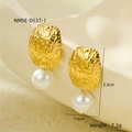 Detail of 18K gold geometric hammered earrings with freshwater pearl and dimensions - Hammered Stainless Steel with Freshwater Pearl (NMSE-D537-1) / 18K Gold