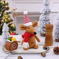 Poupée souris de Noël avec bonnet rayé rouge et écharpe sur fond festif chaleureux - Mâle (Bonnet de Noël Marron)
