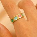 Bague vintage en acier doré avec cœurs en émail colorés en rose, bleu et vert - Style Cœur Multicolore (11966)