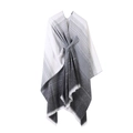Grau-weiß gestreifter Strickponcho-Schal mit Fransen-Quasten auf schlichtem weißem Hintergrund - Grauer Farbverlauf-Streifen mit Balken