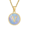 Collier doré avec pendentif rond en nacre arborant une lettre V majuscule en relief - Lettre V (Chaîne Incluse)