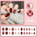 Détail des faux ongles à motif de cœur rouge et carreaux avec des accents de paillettes - A349 Carreaux Rouges Avec Cœur
