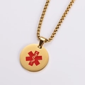 Detalle del collar médico dorado con colgante estrella de la vida en esmalte rojo - Estilo de símbolo médico redondo / Dorado (Con Cadena)
