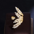 Dettaglio macro dell'anello ali d'angelo con zirconi e motivi a foglia dorati - Oro (Aperto)
