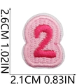 Nahaufnahme des rosa Stickaufnähers Nummer 2 mit klaren Maßen für DIY-Dekorationen - Rosa Zahlenform (2)