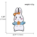 Broche lapin blanc mignon en émail avec nœud et fleur, dimensions de 3,3 x 1,8 cm - Lapin avec Collier