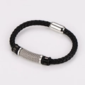 Detalle de pulsera de cuero trenzado negro con adornos de acero inoxidable y cierre magnético - Color Acero