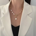 Collana a catena dorata con ciondolo in perla barocca su modella in blazer bianco - SY301-Collana a Catena Grossa di Perle Asimmetriche