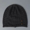 Détail du bonnet en maille gris foncé avec motifs évidés et boutons en bois déco - Taille Unique (Convient 57-62cm) / Gris