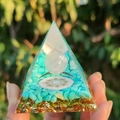 Handheld crystal pyramid resin ornament with blue turquoise stone chips and a gold foil base - 6cm / A21-Turquoise Clear Ball Pattern Base