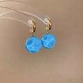 Dettaglio degli orecchini a sfera azzurra con effetto acqua e ganci dorati - Stile Sfera con Increspature d'Acqua Dorata (17#银针-蓝色)