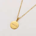Detalle de un colgante circular de acero inoxidable dorado con grabado Faith & Joy - Dorado