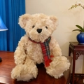 Klassischer beiger Teddybär Plüschtier mit rot-grünem Karoschal auf einem Holztisch - 25cm / Stil Mit Rot Karriertem Schal