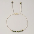 Bracciale intrecciato beige regolabile con perline verdi sfaccettate e tocchi dorati - Maggio-Verde Smeraldo