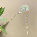 Nahaufnahme einer Haarnadel mit blauen Harzblütenblättern und Perlenquasten im Hanfu-Stil - Hellblau Grüne Blütenblätter Künstliche Perle Quasten-Stil Gold (4774)