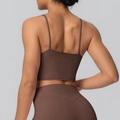 Dunkelbraunes Yoga-Set mit Sport-BH und High-Waist-Leggings an einem Model - S / Kastanienbraun