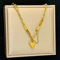 Collana dorata con ciondolo a cuore e catene miste in espositore di tessuto beige - Collana con Ciondolo a Cuore Oro