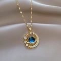 Détail macro du pendentif planète avec verre bleu et zircone sur soie rose - Style Doré (XL2586)