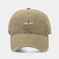 Détail de la broderie blanche LOW KEY sur casquette de baseball kaki foncé délavé - Réglable / Kaki