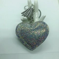 Llavero de corazón con pedrería iridiscente y borla de ante gris con aro de plata mate - Tono Plateado + Base Gris Con Diamantes de Imitación AB