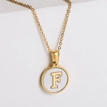 Collar de titanio chapado en oro de 18 quilates con colgante de nácar y letra F - Letra F