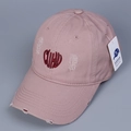 Dettaglio del cappellino rosa effetto usurato con ricamo a cuore e lettere CUHD ricamate - M (56-58cm) / Rosa