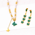 Conjunto de joyas doradas con colgante de mariposa a rayas verdes y pendientes borla - Collar + Pendientes
