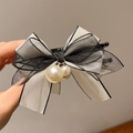 Elegante zwarte mesh haarclip met strik, twee parels en een duurzame metalen klem - Strik Wit