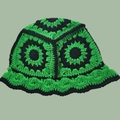 Retro handgemachter Häkelhut mit grün-schwarzem Blumenmuster-Strick für Damen - M (56-58cm) / Schwarz-grüner Hut mit fünf Blumen