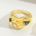 Retro Goldring mit markantem Sterndesign und poliertem breitem Band-Finish - Relief Stern