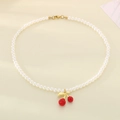 Dettaglio della collana di perle con ciondolo a ciliegia rossa e diamanti luccicanti - Stile Ciliegia Rossa con Strass Incastonati (KN292064-Z)