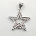 Pendentif étoile argenté avec zircons étincelants sur un fond blanc épuré - Pendentif Goutte Étoile Argenté
