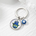 Hamsa Hand und Evil Eye Glas-Schlüsselanhänger mit Silberanhänger auf Steinhintergrund - 1# Blaue Hamsa-Hand mit gelbem Rand