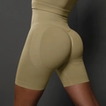 Detailsicht der khakifarbenen High-Waist-Yogashorts mit Push-up-Effekt und Kompression - Khaki