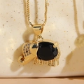 Primer plano de colgante de elefante dorado con gema negra ovalada y circonitas blancas micro-pave - Negro