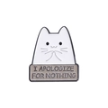 Épinglette chat blanc avec texte 'I APOLOGIZE FOR NOTHING' sur socle gris en émail - Chat Sans Excuses-I APOLOGIZE FOR NOTHING(QHXZ892)