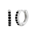 Dettaglio ravvicinato di orecchini huggie in argento con sei zirconi neri e incastonatura a griffe - Argento-Nero