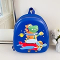 Détail d'un sac à dos bleu à coque rigide avec pilote dinosaure 3D et motif d'avion - Bleu